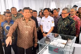 Hashim S. Djojohadikusumo, chef du groupe de travail sur le logement (deuxième à gauche), Fahri Hamzah, vice-ministre du logement et des zones d'habitation (à droite), et Bobby Rasyidin, président-directeur général de PT KAI (deuxième à droite), lors du lancement de la pré-coopération du programme de développement de 3 millions de logements en Indonésie, à Jakarta, le 17 septembre 2025. (Photo : Antara)