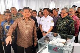 Hashim S. Djojohadikusumo, chef du groupe de travail sur le logement (deuxième à gauche), Fahri Hamzah, vice-ministre du logement et des zones d'habitation (à droite), et Bobby Rasyidin, président-directeur général de PT KAI (deuxième à droite), lors du lancement de la pré-coopération du programme de développement de 3 millions de logements en Indonésie, à Jakarta, le 17 septembre 2025. (Photo : Antara)