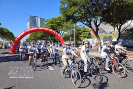 Les participants à une randonnée cycliste destinée à promouvoir un mode de vie plus vert. Photo : VNA