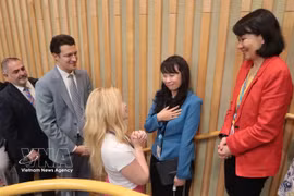 De nombreux amis internationaux félicitent le Vietnam immédiatement après l’annonce des résultats du scrutin lors de la Conférence. Photo : VNA