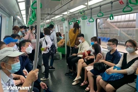 Des passagers empruntent la ligne de métro léger Cat Linh – Ha Dong à Hanoï. (Photo : VNA)