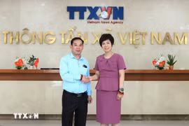 La directrice générale de l’Agence vietnamienne d’Information Vu Viet Trang et Vansay Tavinyan, vice-chef du Département de la propagande et de l’entraînement idéologique du Comité central et rédacteur en chef du journal Pasaxon. Photo : VNA