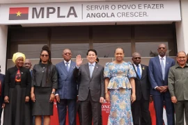 Le président vietnamien Luong Cuong et des dirigeants du Mouvement populaire de libération de l'Angola (MPLA). Photo : VNA