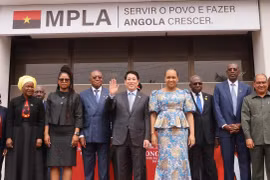 Le président vietnamien Luong Cuong et des dirigeants du Mouvement populaire de libération de l'Angola (MPLA). Photo : VNA
