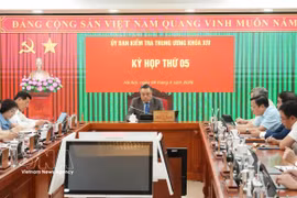 Tran Sy Thanh, membre du Bureau politique, secrétaire du Comité central du Parti et président de la Commission centrale de contrôle, préside la réunion. Photo : VNA