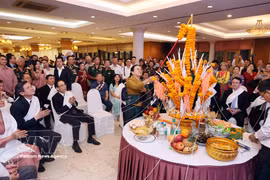 Des délégués participent à la célébration du Nouvel An traditionnel lao Bunpimay au Vietnam. Photo : VNA