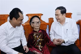 Le président de l'Assemblée nationale, Tran Thanh Man, (droite) a rendu visite à Ta Thi Tran, une mère vietnamienne héroïque dont le mari et le fils étaient des soldats tombés au combat dans le quartier de Van Xuan