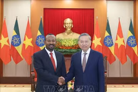 Le secrétaire général du Parti communiste du Vietnam (PCV), To Lam, (droite) et Abiy Ahmed Ali, Premier ministre éthiopien et président du Parti de la prospérité (PP). Photo : VNA