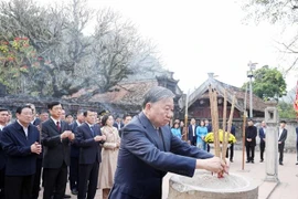 Le leader du PCV rend hommage aux ancêtres dans l'ancienne capitale de Hoa Lu dán la province de Ninh Binh. Photo ; VNA