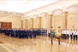 Le secrétaire général du Comité central du Parti communiste du Vietnam (PCV), To Lam, et une délégation vietnamienne de haut rang ont déposé des fleurs en hommage au président Kim Il-sung et au secrétaire général du Parti des travailleurs de Corée (PTC), Kim Jong-il, au Palais du Soleil de Kumsusan. Photo : VNA