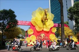 L’exposition artistique « Vó ngựa khai Xuân » met en scène le cheval aux fleurs d’abricot, symbole d’élan et d’aspiration pour la nouvelle année. Photo : VNA