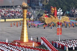 Les festivités sont ouvertes par une prestation des tambours de Thang Long, suivie d’une cérémonie de transmission de la flamme et du salut au drapeau. Photo : VNA