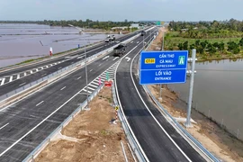 L’entrée de l’autoroute Cần Thơ – Cà Mau au niveau de l’échangeur IC5, commune de Vị Thủy, ville de Cần Thơ. Photo: VNA