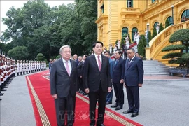 Le président Luong Cuong (droite) préside la cérémonie d'accueil pour le secrétaire général des Nations Unies António Guterres à Hanoï. Photo : VNA