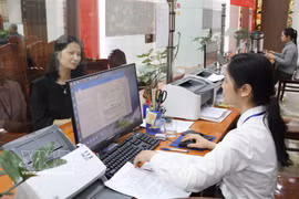 La transformation numérique au Centre de services administratifs publics de Quang Thiện (Ninh Bình) facilite et accélère les démarches des citoyens. Photo : VNA