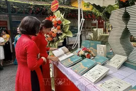 Lors du lancement des livres « Le président Ho Chi Minh et le général Nguyen Chi Thanh » et « Phu toan quyen Dong Duong xua va Phu Chu tich ngay nay » (L'ancien palais du gouverneur général d'Indochine et l'actuel palais présidentiel). Photo : VNA