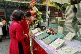 Lors du lancement des livres « Le président Ho Chi Minh et le général Nguyen Chi Thanh » et « Phu toan quyen Dong Duong xua va Phu Chu tich ngay nay » (L'ancien palais du gouverneur général d'Indochine et l'actuel palais présidentiel). Photo : VNA