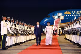 Le PM Pham Minh Chinh et son épouse à l'aéroport international de Kuala Lumpur . Photo : VNA