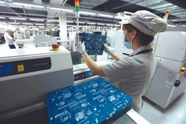 Ouvriers d'une usine VNPT du parc technologique de Hoa Lac à Hanoï. Photo : VNA