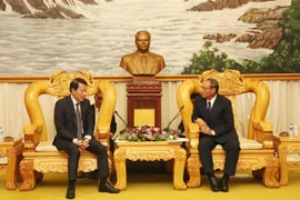 Le vice-Premier ministre et ministre de la Sécurité publique du Laos, le général Vilay Lakhamphong (droite) et le ministre vietnamien de la Sécurité publique, le général Luong Tam Quang. Photo : VNA