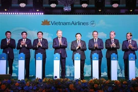 Le SG du Parti To Lam (5e à droite) lors de la cérémonie de l'inauguration du vol direct Hanoï-Moscou (Photo : VNA)