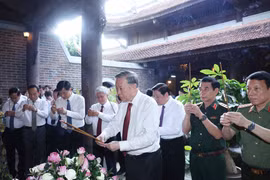 Le secrétaire général du Parti Tô Lâm rend hommage au Président Hô Chi Minh à Nghê An. Photo : VNA