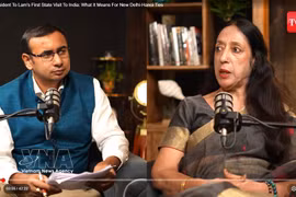Le journaliste Ghosh Rudroneel interviewe la professeure Reena Marwah. Photo : VNA 