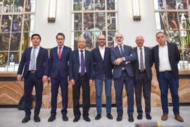 L'ambassadeur du Vietnam en France, Dinh Toan Thang et le président de la Chambre de commerce et d'industrie des Pyrénées-Orientales (CCI) Laurent Gauze. Photo : joural Nhan Dan