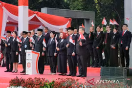 Le gouverneur de la Banque d'Indonésie, Perry Warjiyo, et des responsables de la banque centrale lors de la cérémonie du 80e Jour de l'Indépendance à Jakarta, dimanche 17 août 2025. ANTARA/HO-Bank Indonésie/nbl.