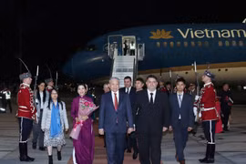 Le secrétaire général du Parti, To Lam, son épouse Ngo Phuong Ly, et une délégation vietnamienne de haut rang sont arrivés à Sofia le 22 octobre (heure locale), entamant une visite officielle de trois jours en Bulgarie. Photo : VNA