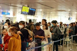 Les passagers font la queue pour les procédures de contrôle de sécurité à l'aéroport Tan Son Nhat à Ho Chi Minh-Ville. (Photo : VNA)