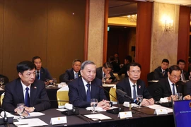 Le secrétaire général du Parti communiste du Vietnam, To Lam, (2e à gauche) a participé le 12 août au colloque scientifique et technologique Vietnam-République de Corée à Séoul. Photo : VNA