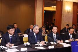 Le secrétaire général du Parti communiste du Vietnam, To Lam, (2e à gauche) a participé le 12 août au colloque scientifique et technologique Vietnam-République de Corée à Séoul. Photo : VNA