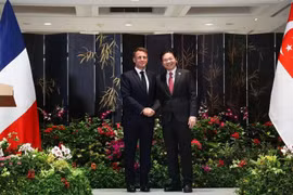 Le Premier ministre singapourien Lawrence Wong (à droite) et le président français Emmanuel Macron assistent à l'échange de 13 accords lors d'une cérémonie au Parlement le 30 mai (Photo : The Straits Times)