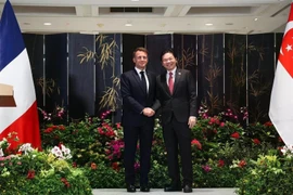 Le Premier ministre singapourien Lawrence Wong (à droite) et le président français Emmanuel Macron assistent à l'échange de 13 accords lors d'une cérémonie au Parlement le 30 mai (Photo : The Straits Times)
