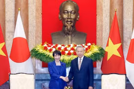 Le Secrétaire général du Comité central du Parti communiste du Vietnam et président de la République, Tô Lâm, et la présidente du Parti libéral-démocrate et Première ministre du Japon, Takaichi Sanae, en visite officielle au Vietnam. Photo : VNA