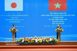 Les Premiers ministres Lê Minh Hung et Takaichi Sanae lors de la rencontre de presse. Photo : VNA