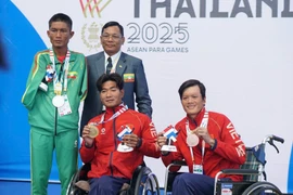 Le nageur Do Thanh Hai (au centre) remporte la médaille d'or et Pham Tuan Hung (premier à droite) la médaille de bronze au 50 m brasse messieurs SB6 (Photo : VNA)