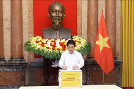 Le président Luong Cuong fait don pour aider les victimes affectées par le typhon Bualoi et les pluies torrentielles. Photo : VNA