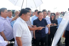 Le vice-Premier ministre Nguyen Chi Dung à la tête d’une mission de travail a inspecté l’avancement des projets d’infrastructures stratégiques destinés à accueillir la Conférence de l’APEC 2027 dans la province d’An Giang et la zone spéciale de Phu Quoc. Photo : VNA