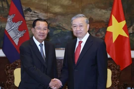 Le secrétaire général du Parti communiste du Vietnam To Lam (droite) et le président du Parti du peuple cambodgien (PPC) Hun Sen. Photo : VNA