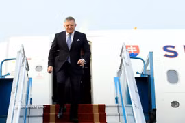 Le Premier ministre de la République slovaque, Robert Fico, est arrivé dans l’après-midi du 12 avril à Hanoï. Photo : VNA