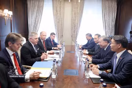 Le secrétaire général du Parti, Tô Lâm, rencontre le 9 mai 2025, à Moscou, le Premier ministre slovaque Robert Fico. Photo : VNA