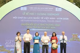 Le Comité d’organisation de la VITM 2026 rend hommage aux sponsors. Photo : VNA