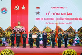 Au nom des dirigeants du Parti, de l’État et de la Commission militaire centrale, Tô Lâm a remis le titre de "Héros des Forces armées populaires" à la Région militaire 1. Photo : VNA
