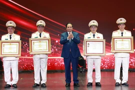 À l’occasion du 80e anniversaire de sa fondation, la Police populaire s’est vue décerner pour la cinquième fois l’Ordre de l’Étoile d’or – la plus haute distinction honorifique de l’État vietnamien. Phôt : VNA