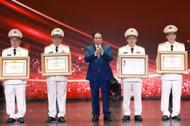 À l’occasion du 80e anniversaire de sa fondation, la Police populaire s’est vue décerner pour la cinquième fois l’Ordre de l’Étoile d’or – la plus haute distinction honorifique de l’État vietnamien. Phôt : VNA