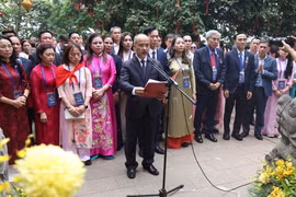 Le président du Comité d’État chargé des Vietnamiens de l’étranger, Nguyen Trung Kiên, présente, au nom de la délégation des Vietnamiens d’outre-mer, un rapport de mérites aux rois Hùng. Photo : VNA