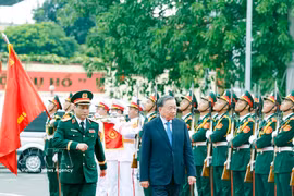 Le Secrétaire général du Parti et Président de la République, secrétaire de la Commission militaire centrale, Tô Lâm, assiste à la cérémonie de remise du titre de « Héros des Forces armées populaires » à la Région militaire 5. Photo : VNA.