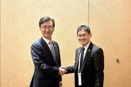 Tee Tae-woo, ambassadeur pour les affaires internationales en cybersécurité (à gauche) et Chua Kuan Seah, directeur général adjoint du développement à l'Agence de cybersécurité de Singapour (Photo : Yonhap)